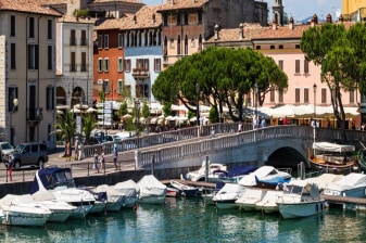 8-Hour Lake Garda Tour with Sirmione and Desenzano Highlights