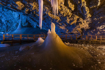 10-Hour Scărișoara Ice Cave Tour from Oradea through the Apuseni Mountains