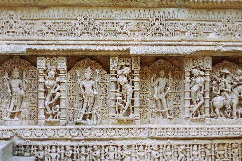 1024px-Rani_ki_Vav_sculptures_02