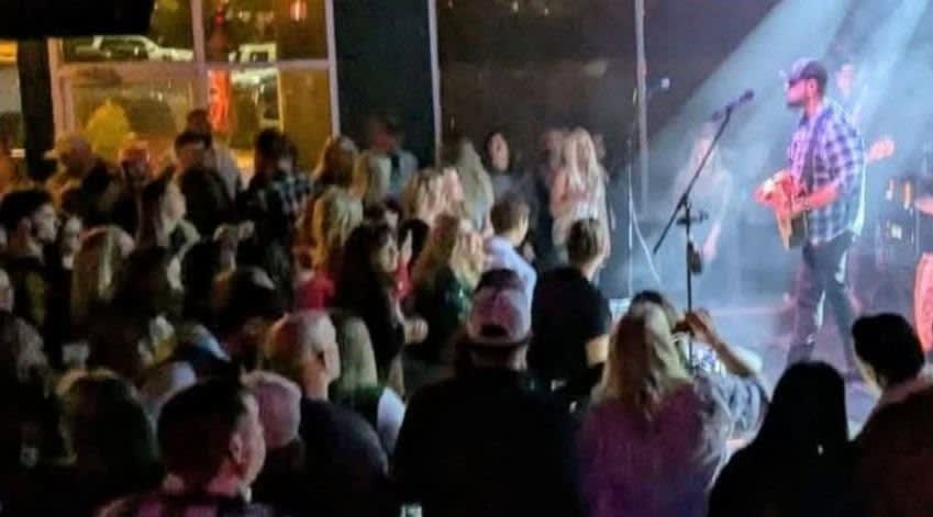 Black Swan Bar & Grill