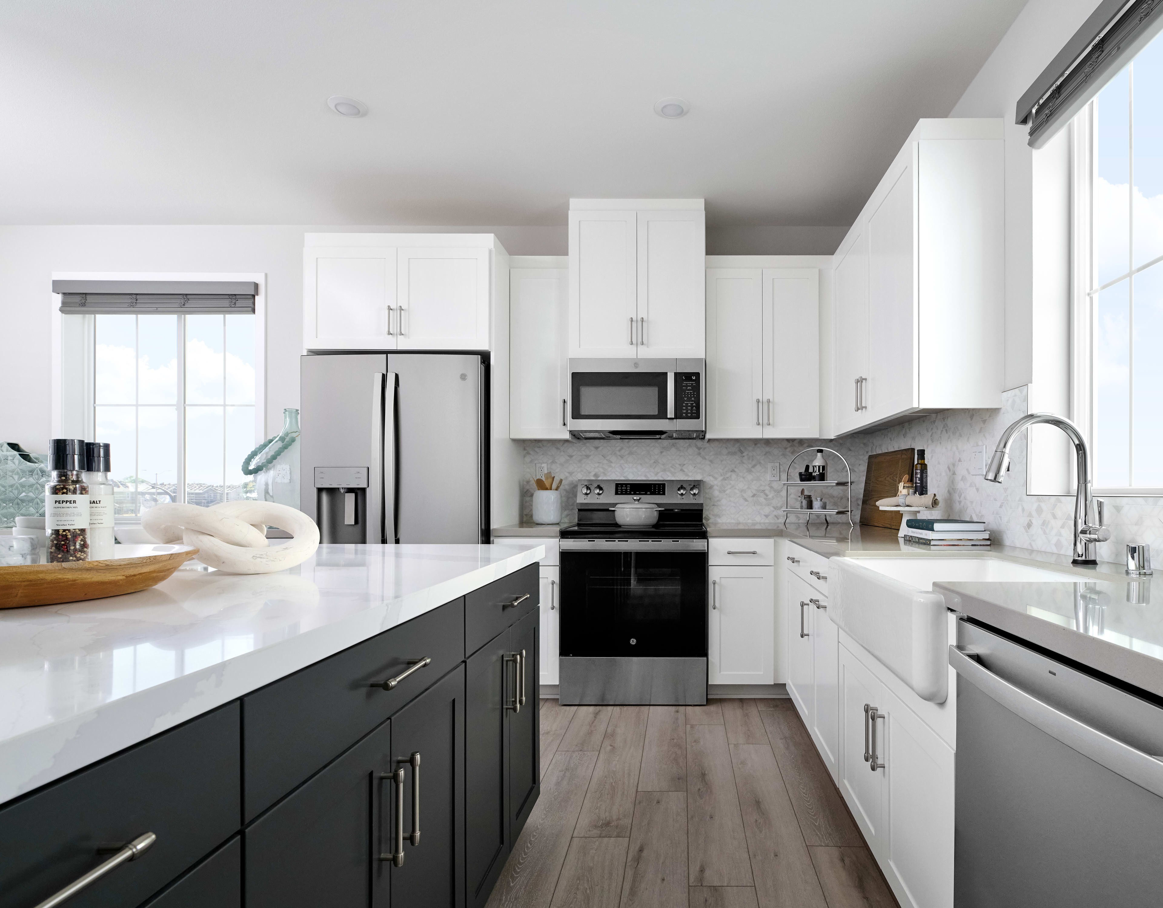 Choose your kitchen style—island-free, island-centered, or with a sink in the island. Whatever your preference, you’ll find it here! 