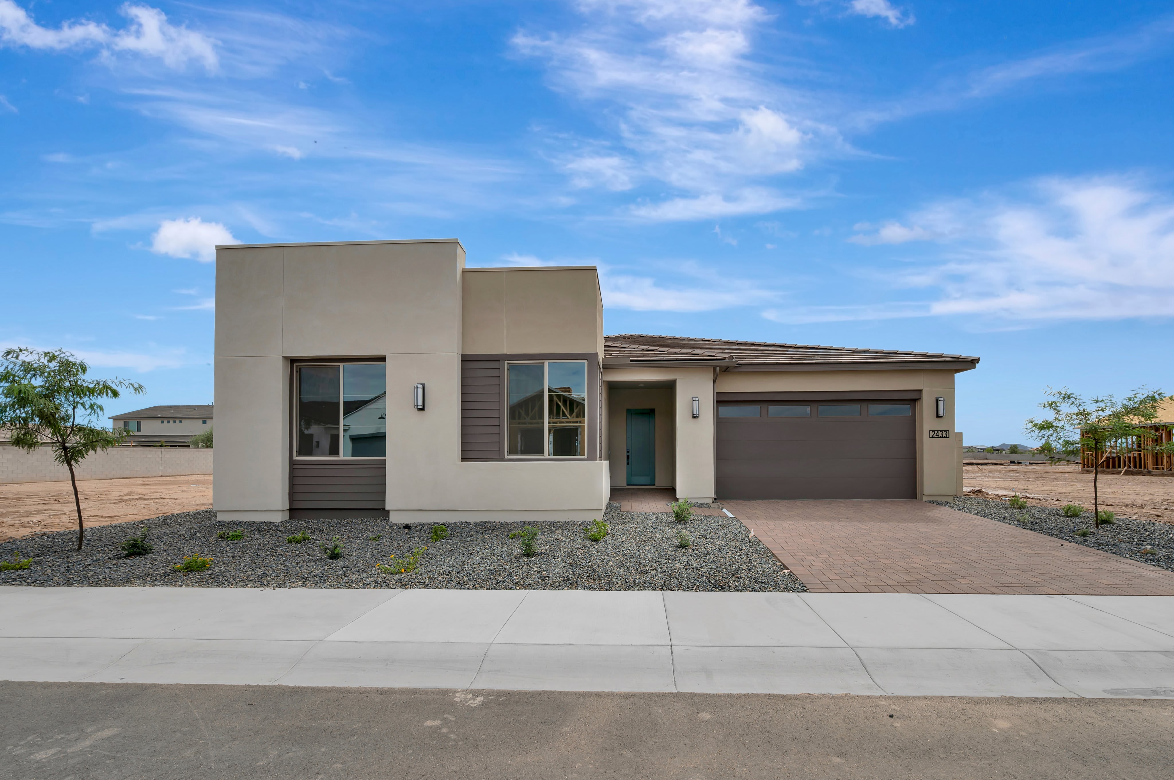 2433 E Alfonso Dr