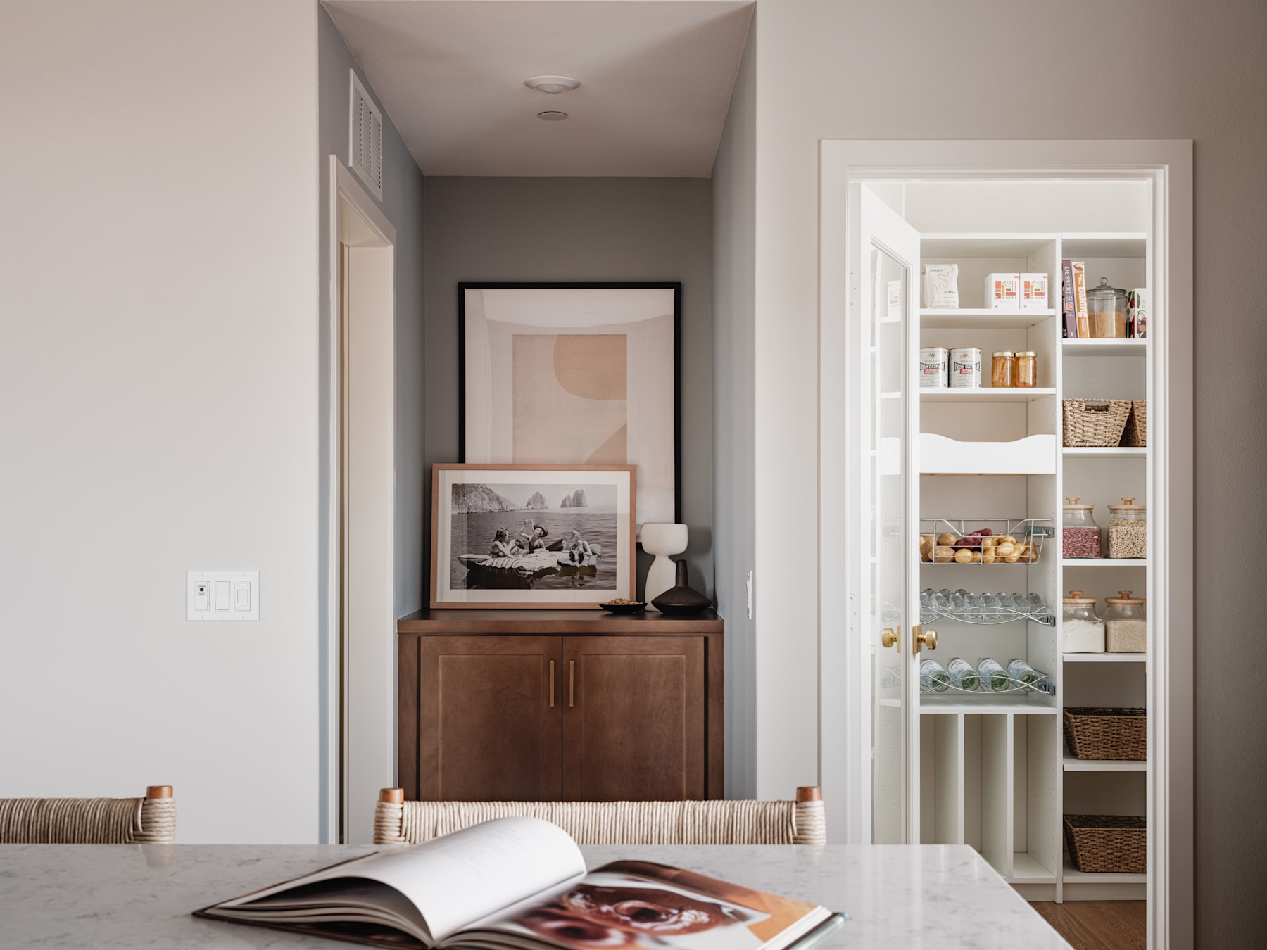 Embrace organization and decluttering with smart storage solutions and simplify your daily life.