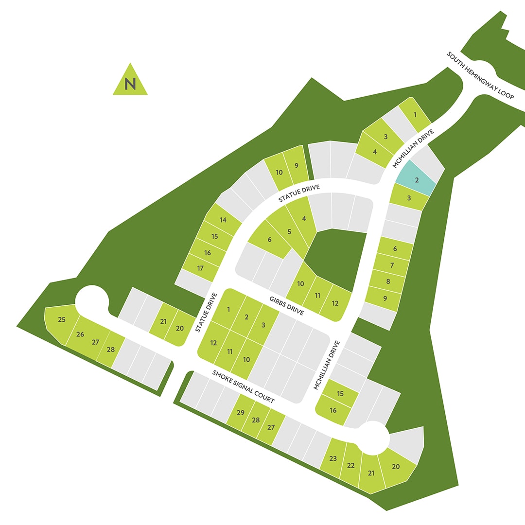 A detailed map of a residential area, with various plots and streets clearly marked, surrounded by green spaces and a compass indicating the north direction.