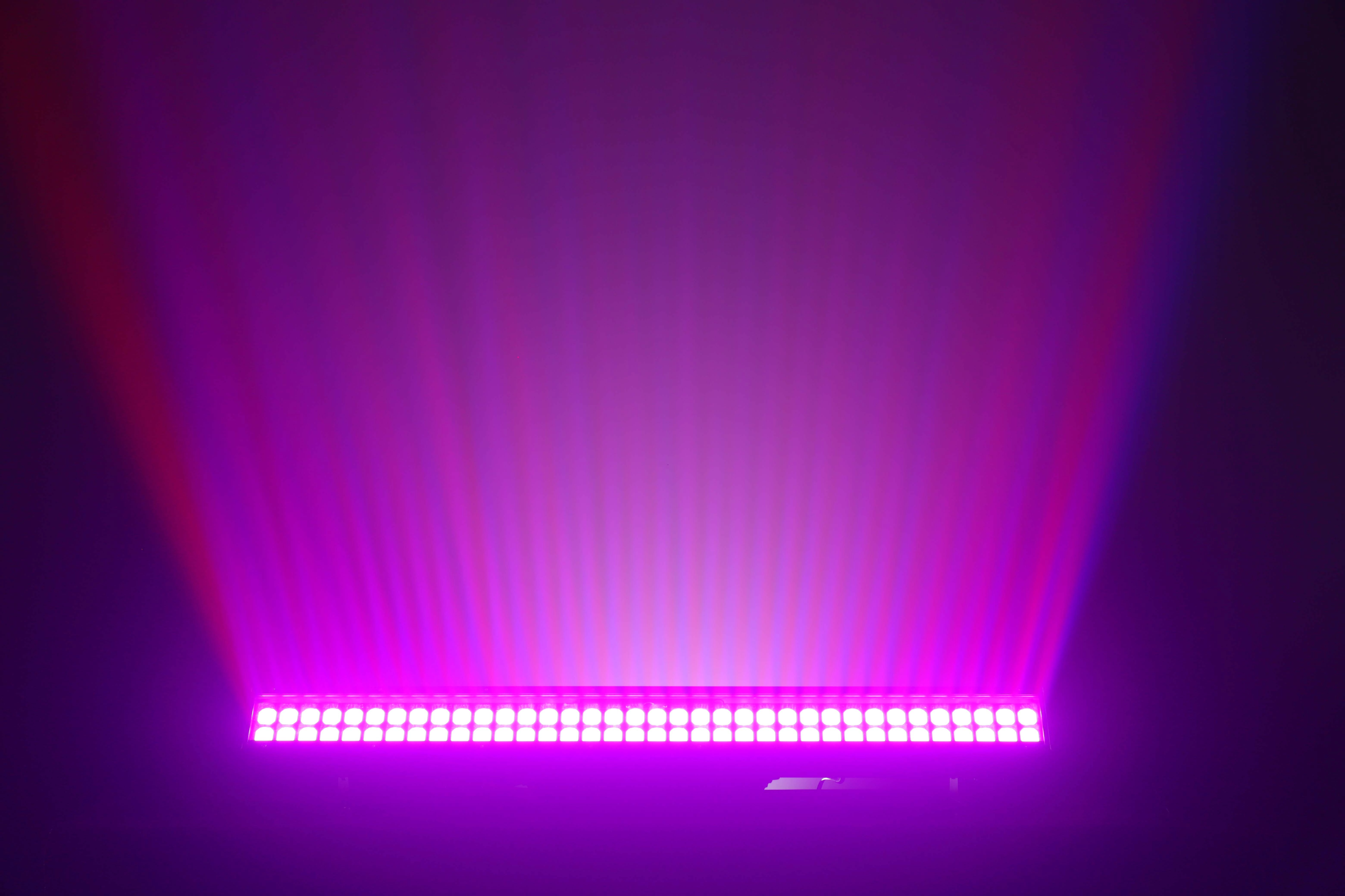 GML CURTAIN BAR IP All-Weather Narrow Beam LED Bar projection 1