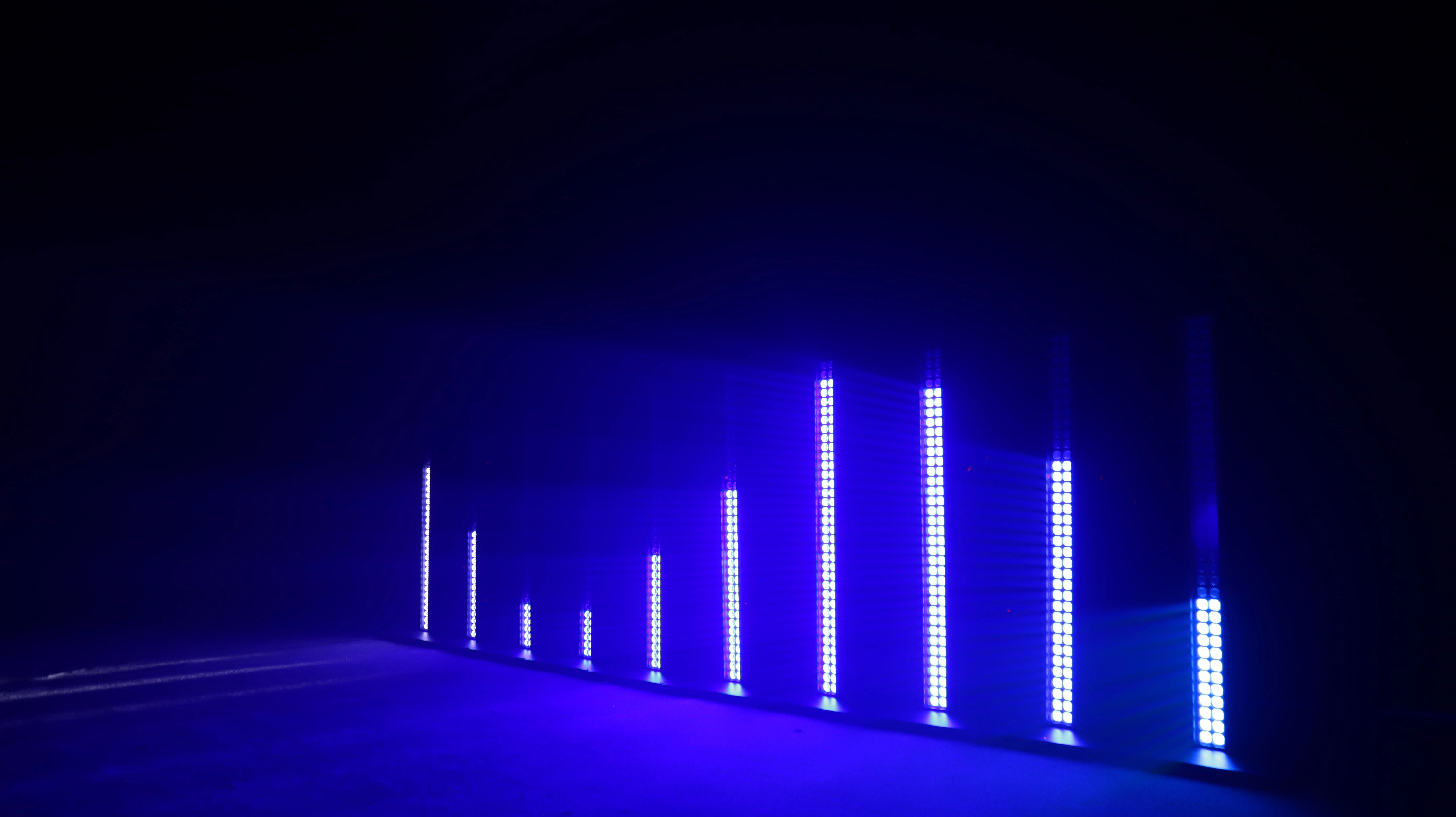 GML CURTAIN BAR IP All-Weather Narrow Beam LED Bar projection 4