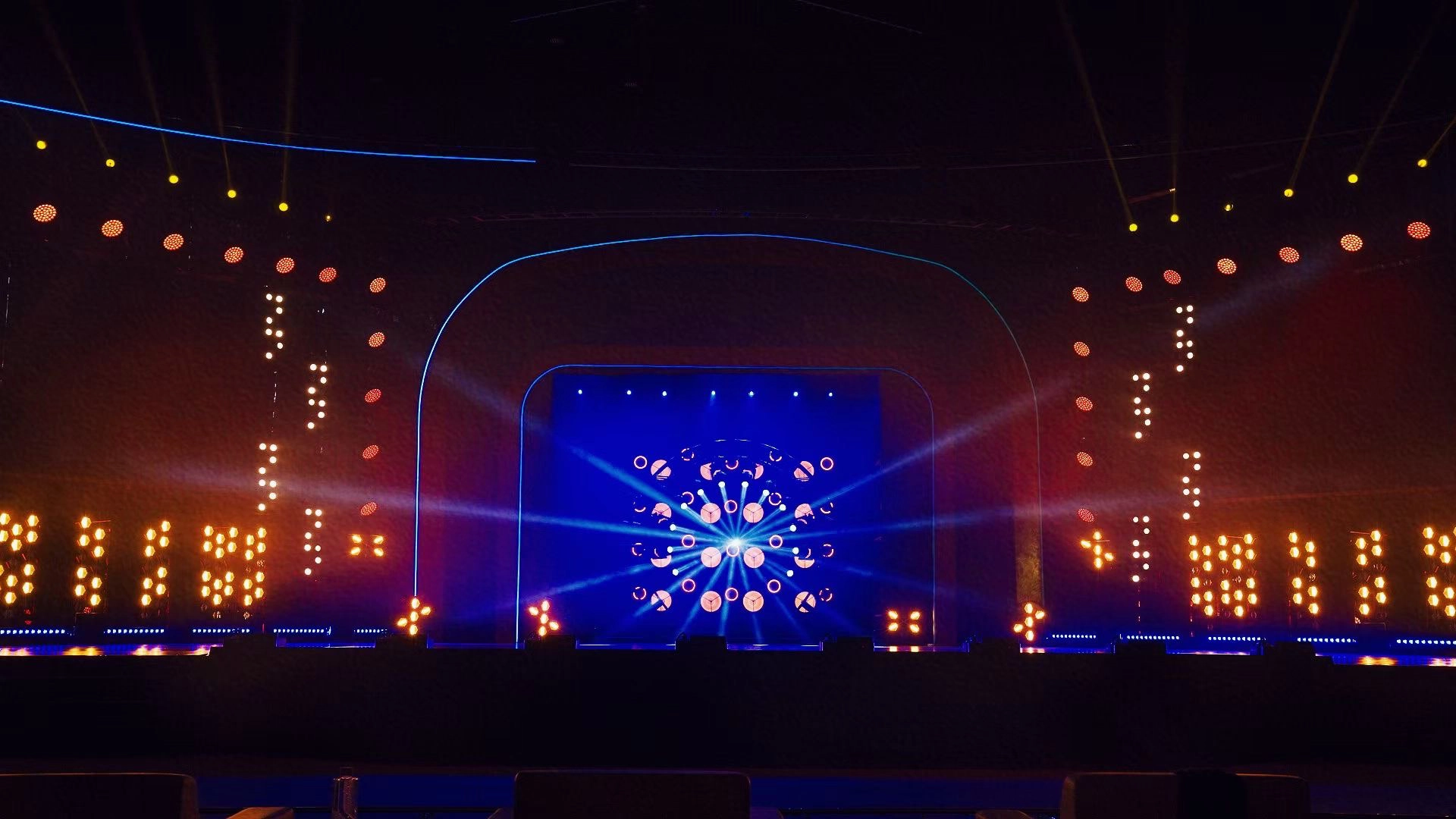 GML P1 Retro Stage LED Luminaire projection 1