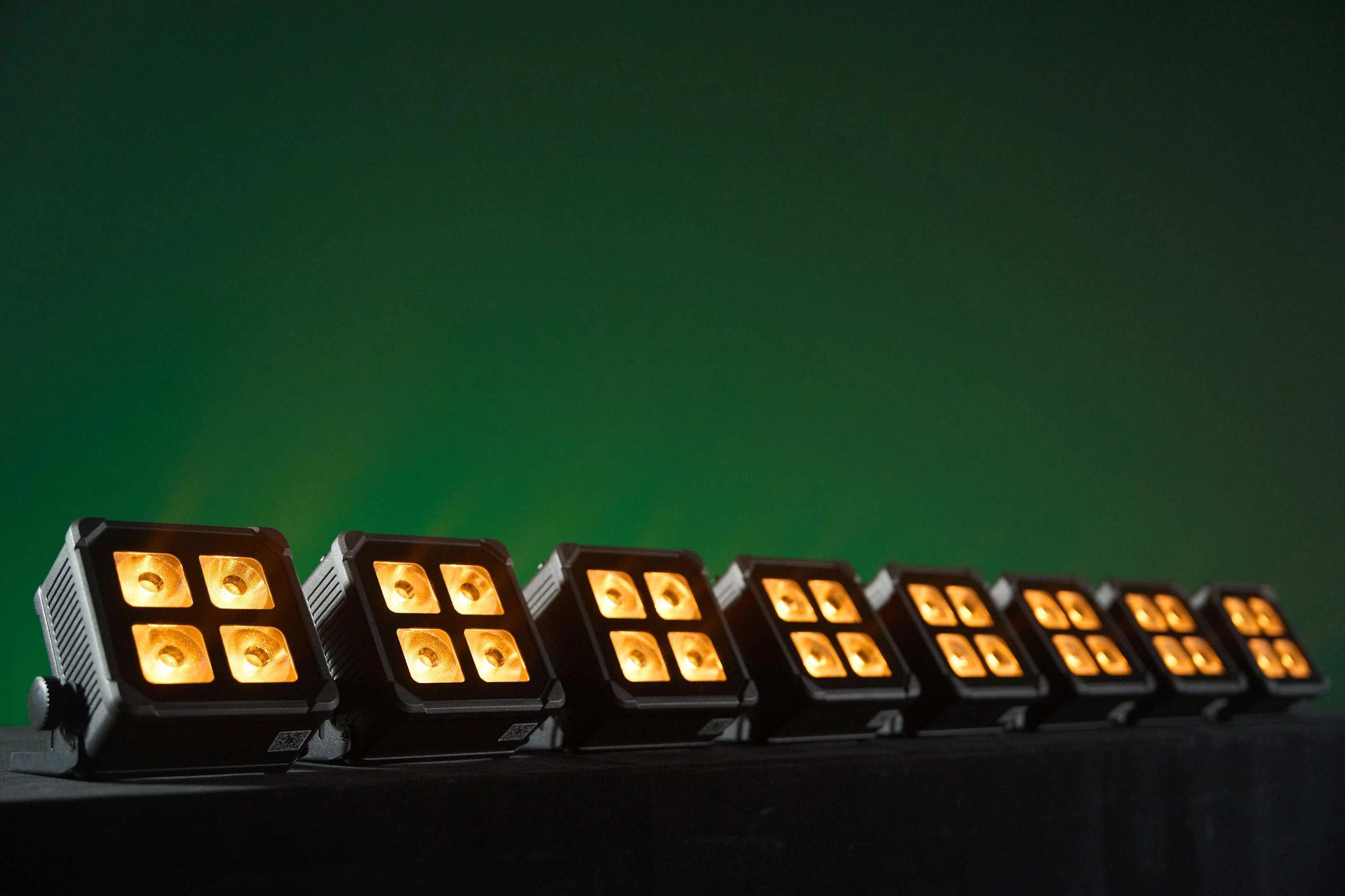 GML THIN 4 IP Ultra-Slim Battery Outdoor LED PAR Light projection 2