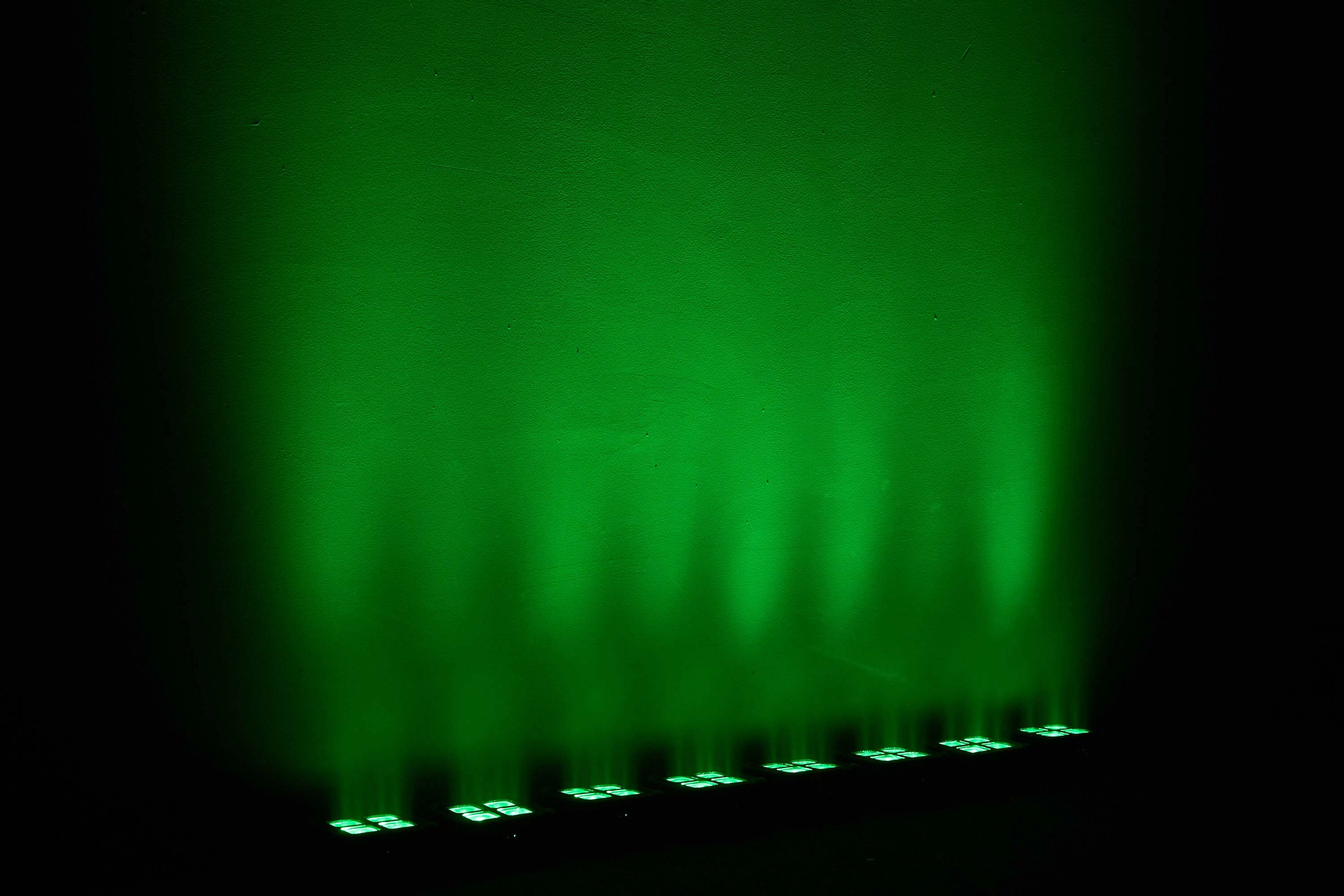 GML THIN 4 IP Ultra-Slim Battery Outdoor LED PAR Light projection 9