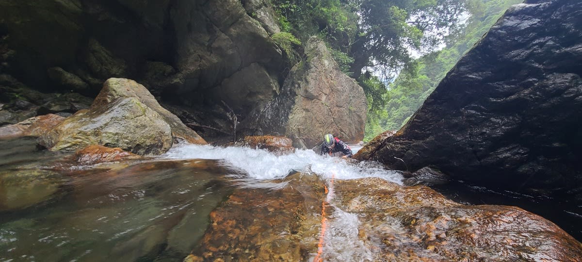 River tracing at Zhongyue creek in Yilan - photo 3