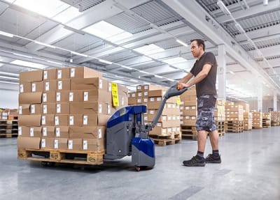 Beladener Elektrohubwagen in Industrie