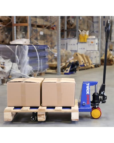 Kurzer Handhubwagen mit halber Palette