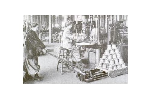 Frauen nutzen Hubwagen als Arbeitshilfe 1918