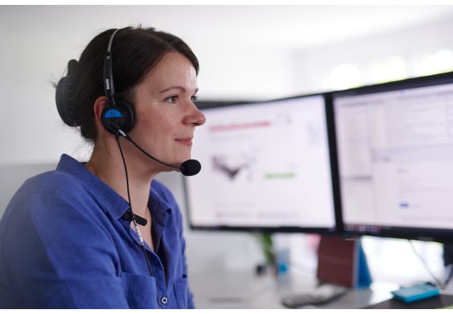 Mitarbeiterin Kundenservice mit Headset