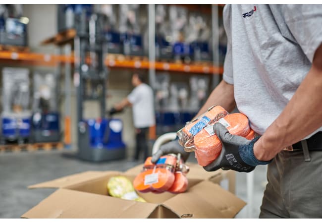 Mitarbeiter Lager beim Auspacken von Kartons