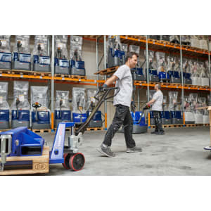 Gabelhubwagen wird durch Mitarbeiter bedient