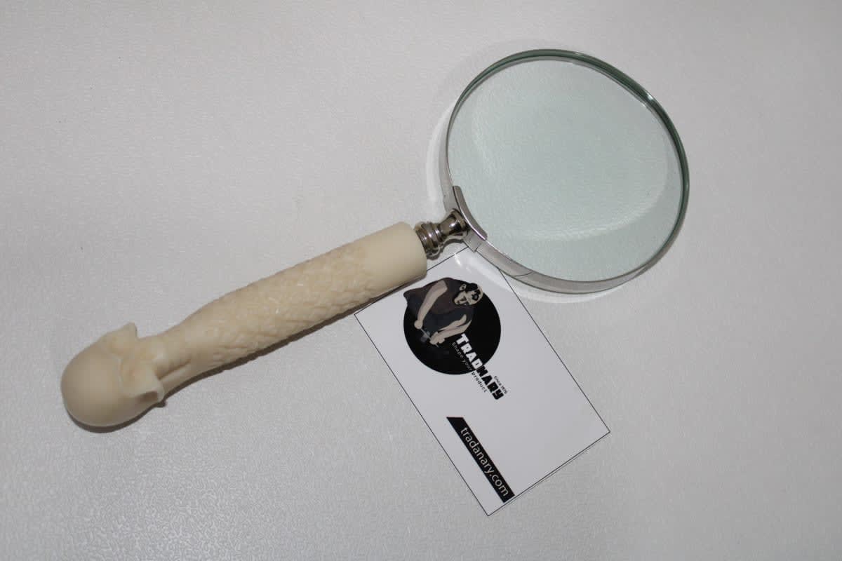 Skull Shape Magnifying Glass — Resin
