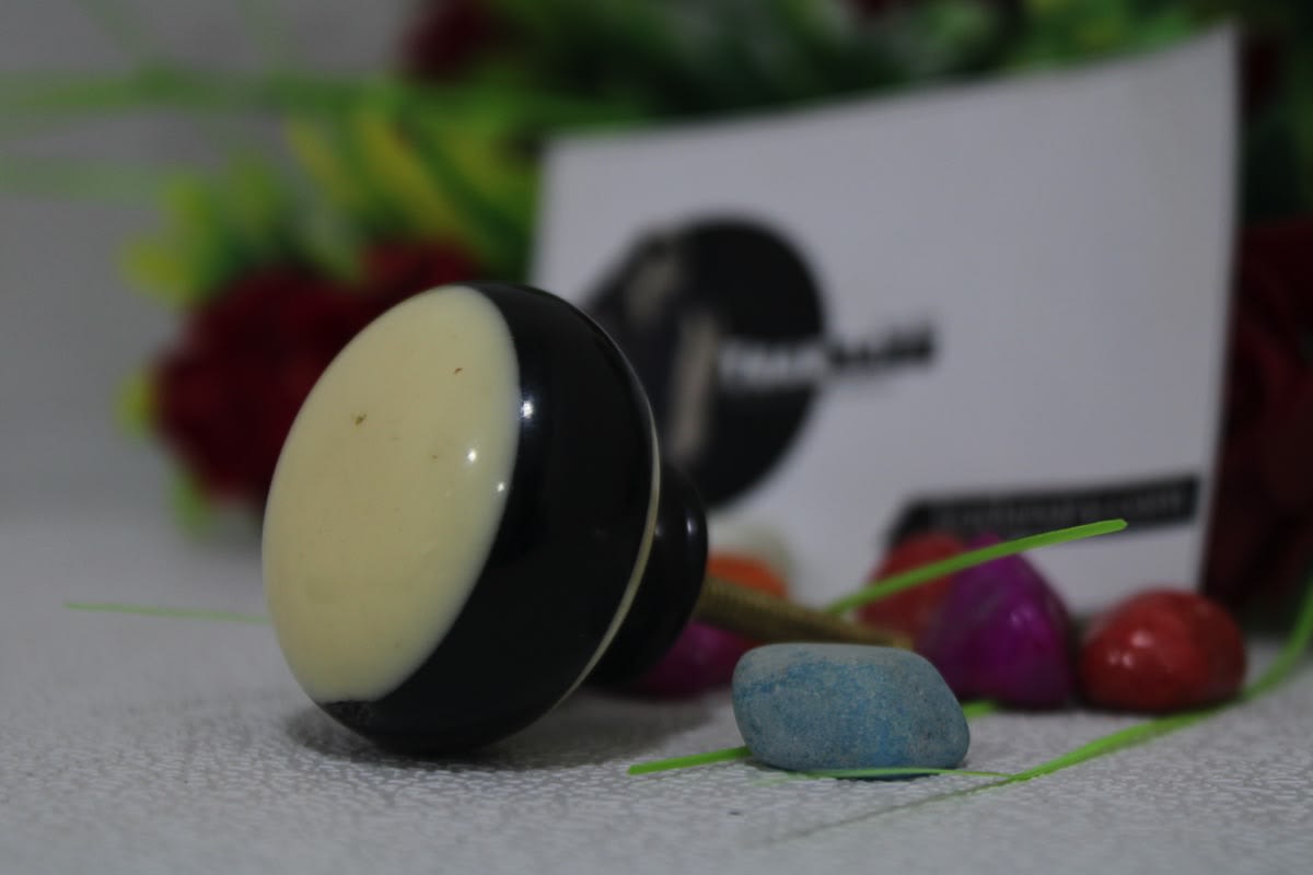 Black & White Resin Knob — Resin