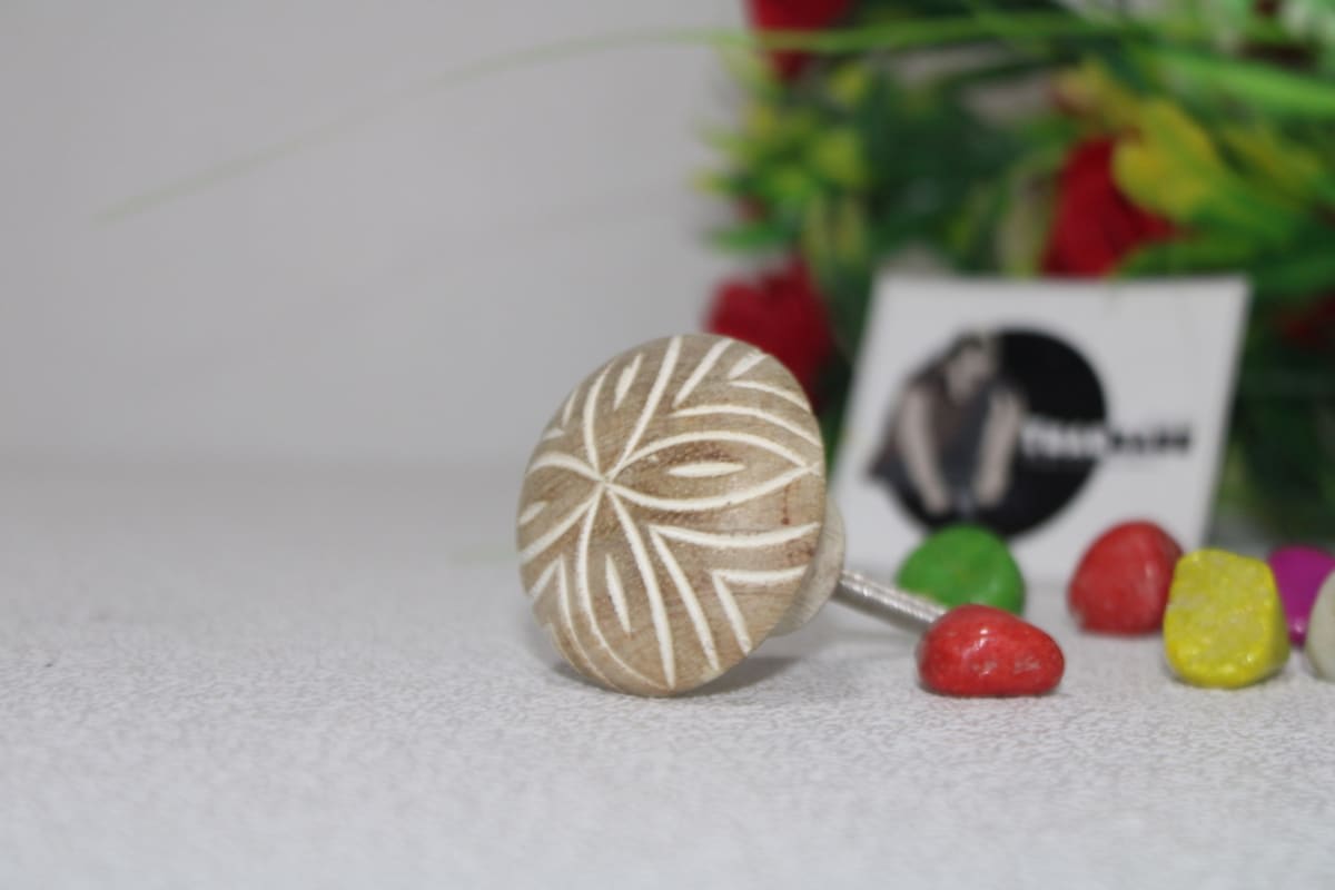 Carving wood knob — Wood