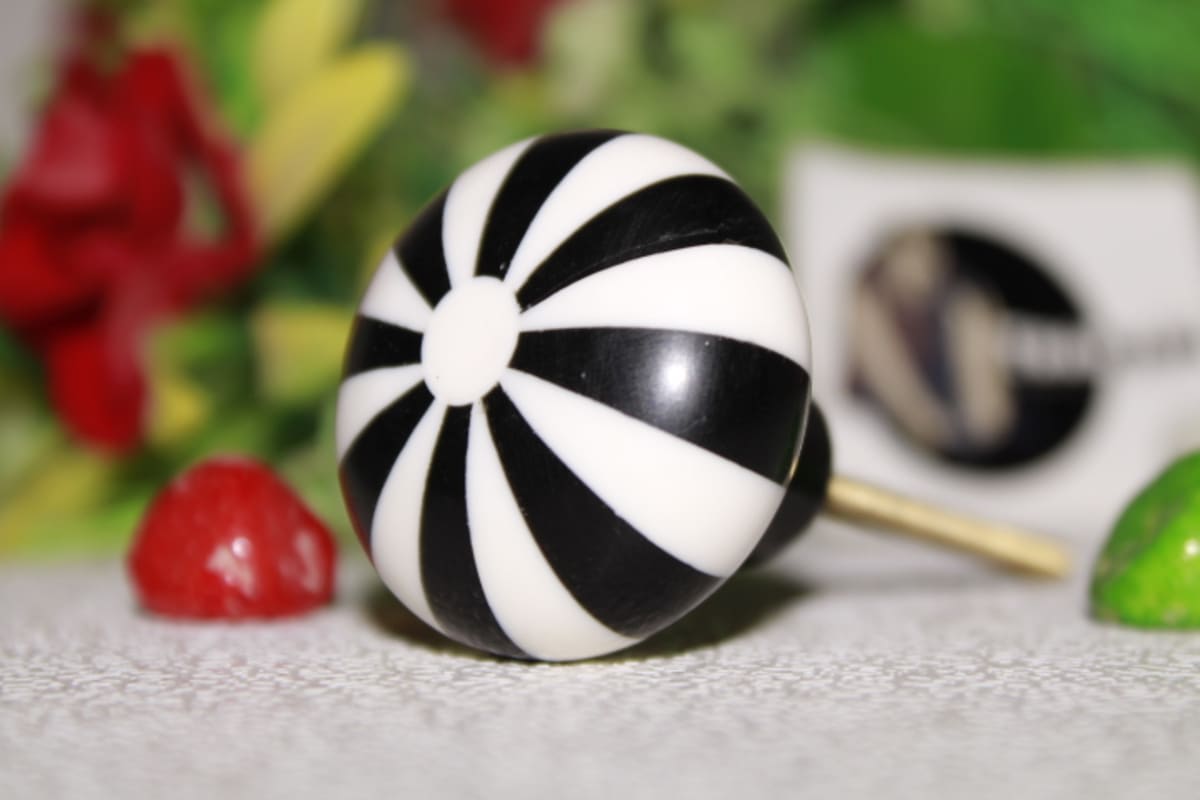 Black & White Design Round Knob — Resin