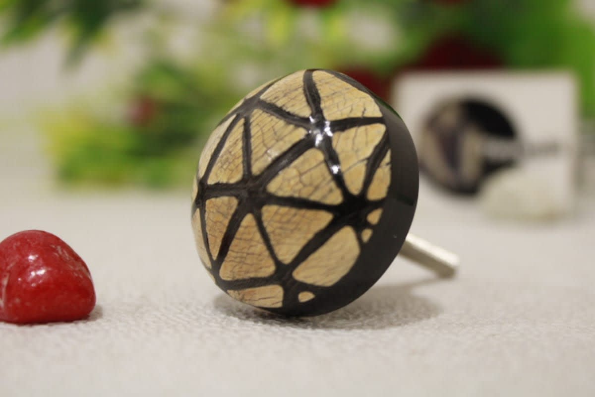 Horn Knob In Triangle Lines Design — Horn