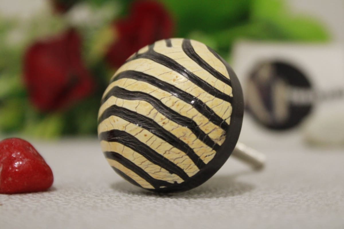 Horn Knob In Black Lines Design — Horn