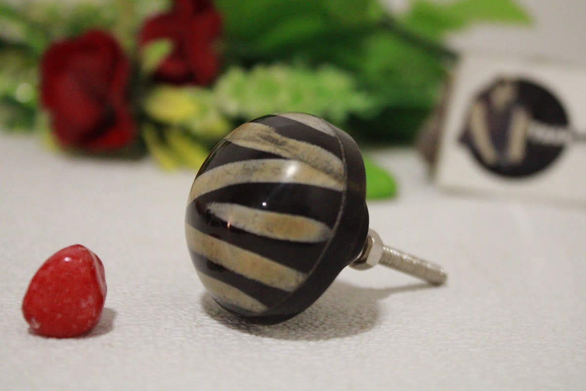 Round Black Horn Knob — Horn