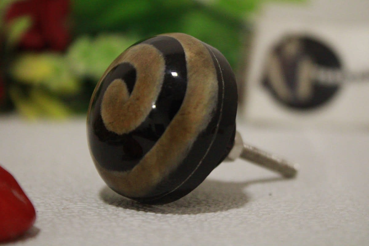 Round Black Horn Knob in Round Line Design — Horn