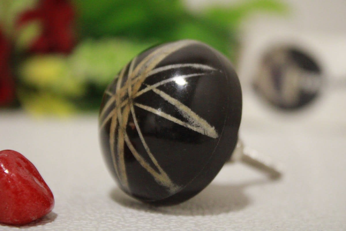 Round Black Horn Knob in Star Line Design — Horn