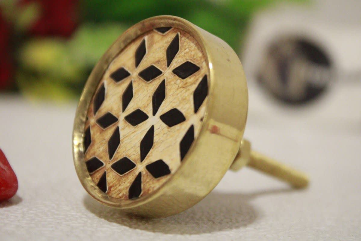 Horn Knob In Leaves Pattern Design — Horn & Brass
