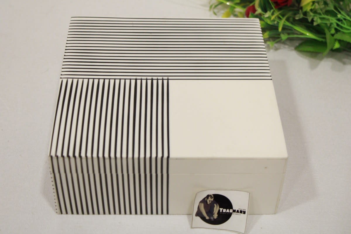 Resin Box With 1/4 Part white & 3 Parts Lining Design — Resin