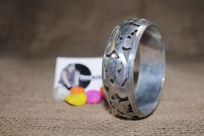 Floral Cut Out And Silver Plating Brass Bangle thumbnail 3