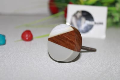 Knob In White Resin And Wood thumbnail 1
