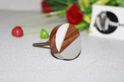 Knob In White Resin And Wood thumbnail 2