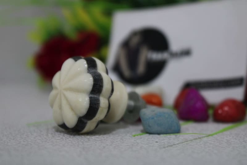 White & Black Buffalo Bone Flower Design Knob — Bone