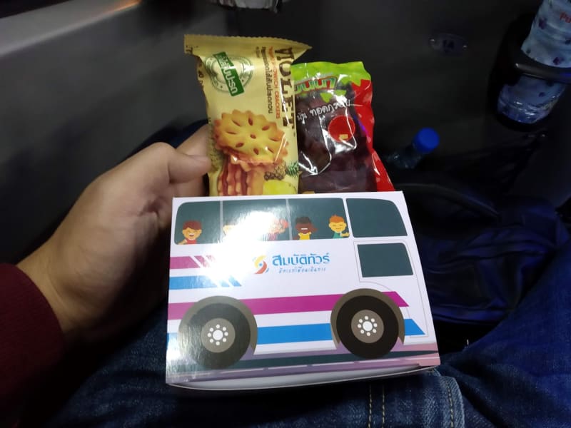 チェンマイからバンコクまで10時間かけてバスで行く (Sombat Tour)