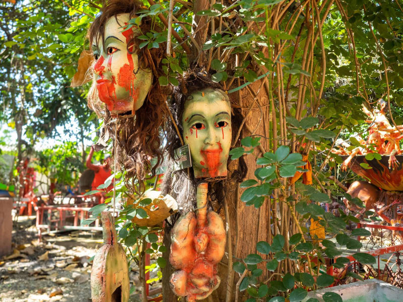 電飾の多い地獄寺「Wat Mae Kaet Noi」