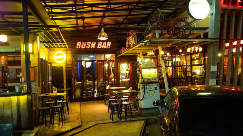 かわいいビアレディがいる「RUSH BAR」