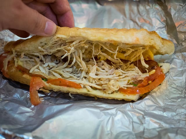 ルアンパバーンのサンドイッチがでかくて旨い!