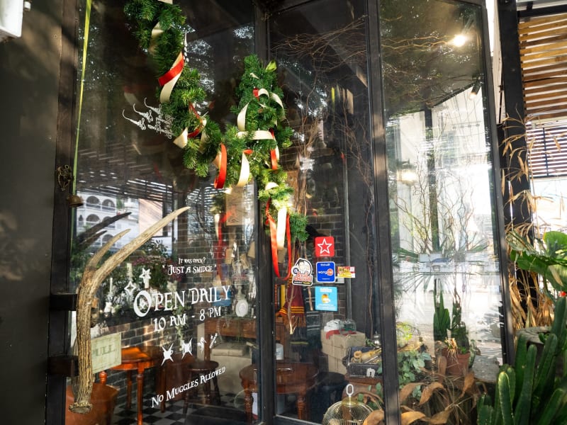 魔法学校のような店内のカフェ「Cervidae cafe」