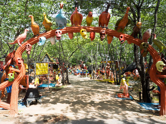 超絶カオス タイ東北部にある地獄寺 Wat Pa Lak Roi へ行ってきた トラハ 旅に役立つ情報なら