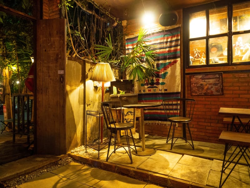 オーナーの事が大好きな猫がいる「Manung Bar」