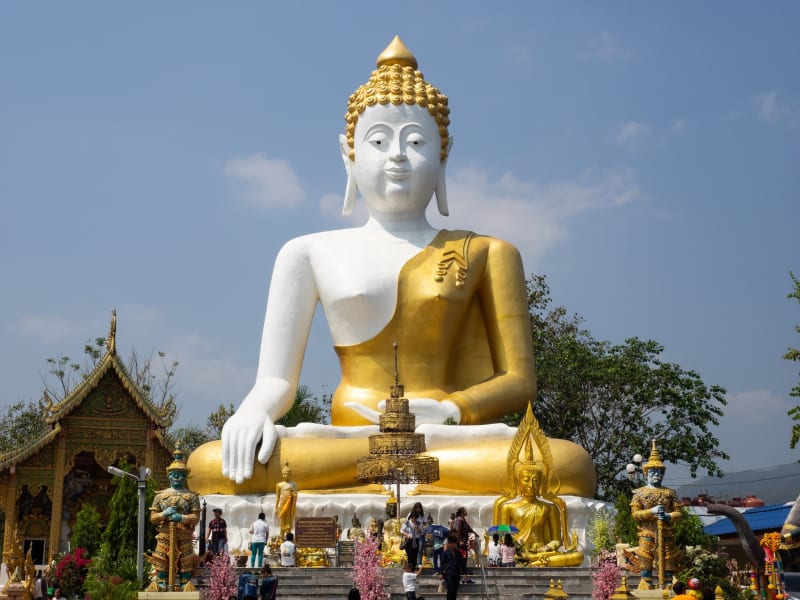 チェンマイでタイ人に人気な「Wat Phra That Doi Kham」