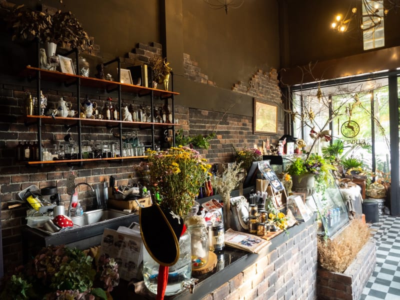 魔法学校のような店内のカフェ「Cervidae cafe」