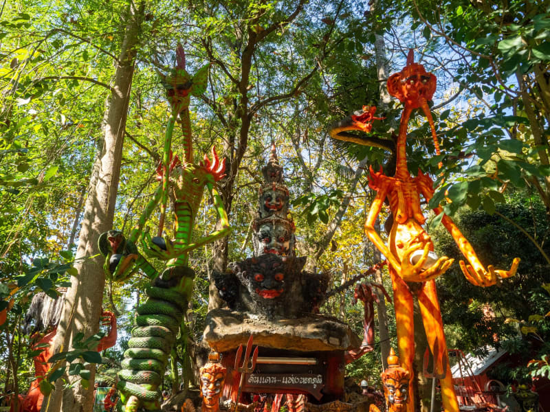 電飾の多い地獄寺「Wat Mae Kaet Noi」