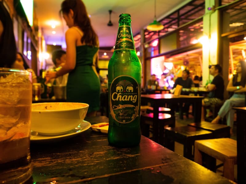 かわいいビアレディがいる「RUSH BAR」