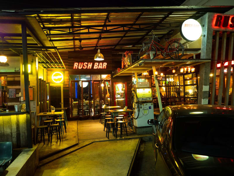 かわいいビアレディがいる「RUSH BAR」