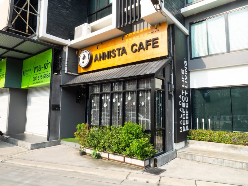 魔法使いをイメージしたマネキンが店内にある「ANNISTA CAFE」