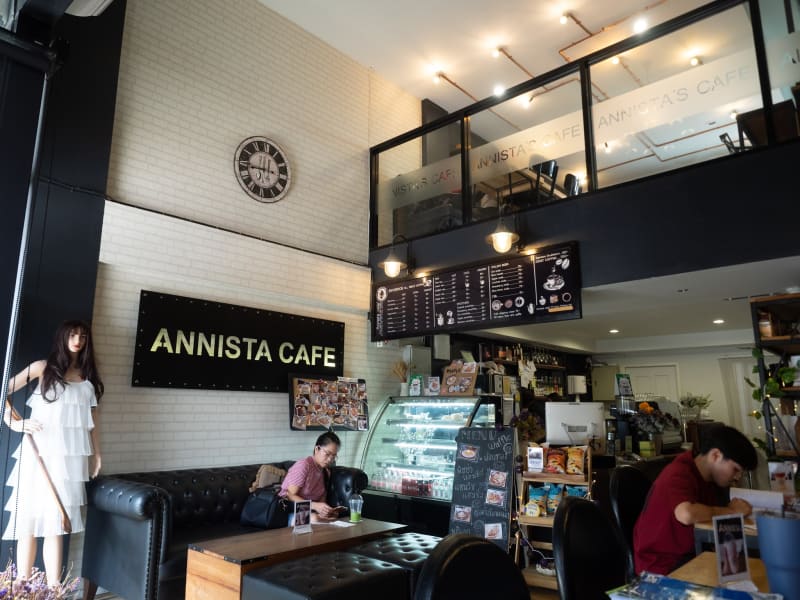 魔法使いをイメージしたマネキンが店内にある「ANNISTA CAFE」