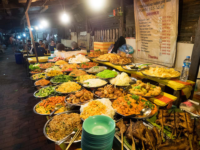 ルアンパバーンのナイトマーケット近くにある路地で食べられる盛り放題の店